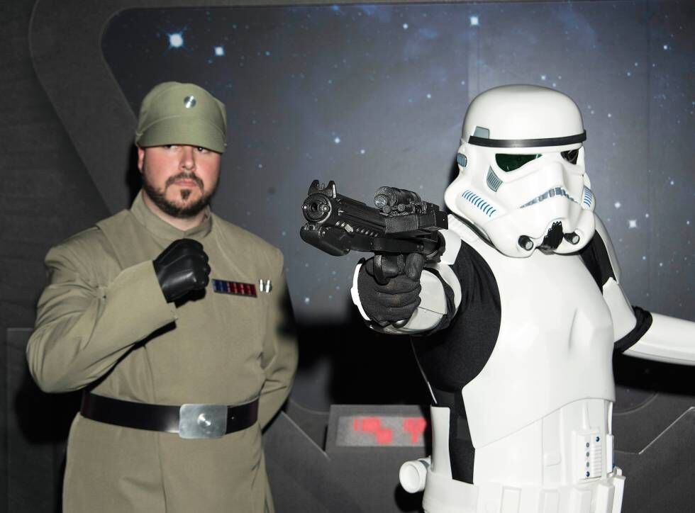 Dois participantes do evento para fãs de Star Wars realizado pelo lançamento de 'Han Solo: Uma História Star Wars'