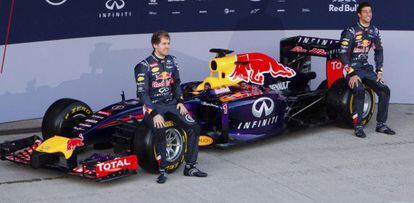 Vettel e Ricciardo posam junto ao novo Red Bull.
