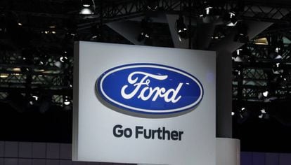 Logotipo da Ford no Salão do Automóvel de Nova York.