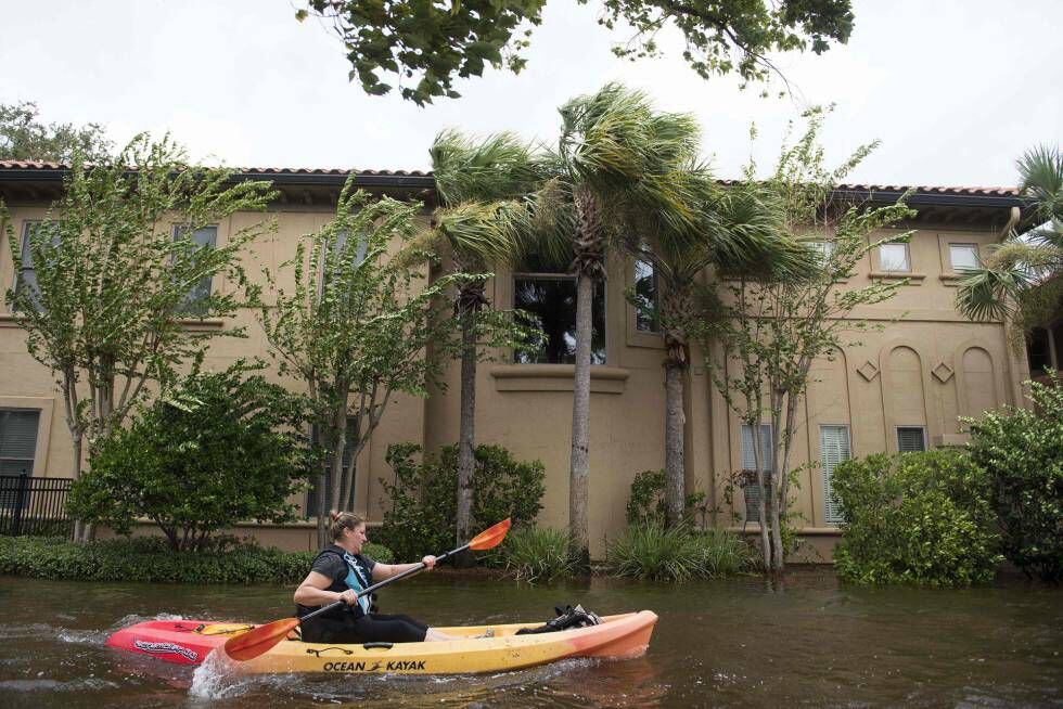 Mulher usa caiaque na inundação de Jacksonville, no norte da Flórida