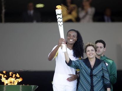 A presidenta Dilma e a atleta Fabiana seguram a tocha olímpica.