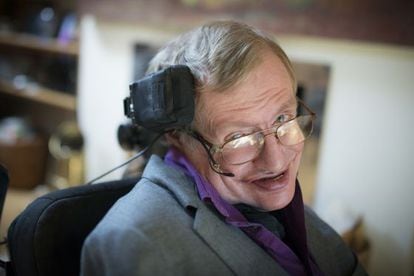 Depois de três anos de trabalho, engenheiros da Intel criaram a nova cadeira de rodas conectada com a qual Hawking poderá comunicar seu gênio.