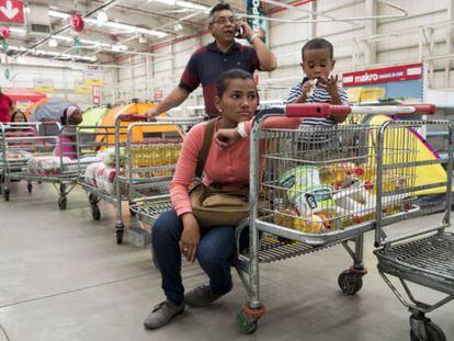 Supermercado semivazio na Venezuela.