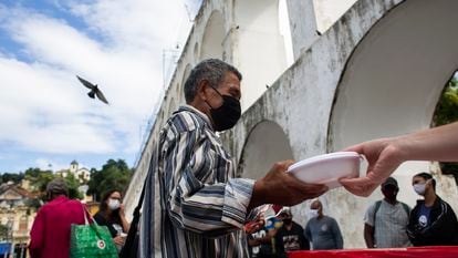 Pessoas fazem fila para receber uma marmita no Rio de Janeiro, em meio à pandemia, em 29 de abril.