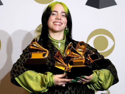 A cantora Billie Eilish posa com seus quatro prêmios do Grammy 2020.