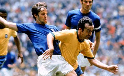 Tostão (direita) disputa bola com o italiano Rosato na final da Copa do Mundo de 1970.