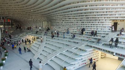 Biblioteca gigante na China com a metade dos livros pintados