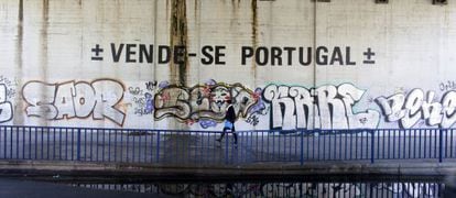 Grafite do artista MaisMenos em uma rua de Lisboa.