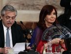 (FILES) In this file photo taken on March 01, 2020 Argentine President Alberto Fernandez (L) delivers a speech, next to Vicepresident Cristina Fernandez de Kirchner, during the inauguration of the 138th period of ordinary sessions at the Congress in Buenos Aires. - With harsh criticism of the management of Argentina's President, Alberto Fernandez, his Vice-President Cristina Kirchner on September 16, 2021 called for a change in his cabinet, following the electoral failure in Sunday's legislative primaries that have plunged the governing coalition into a deep crisis. (Photo by ALEJANDRO PAGNI / AFP)