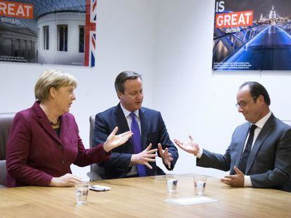 Angela Merkel, David Cameron e François Hollande em encontro celebrado durante a cúpula de Bruxelas.