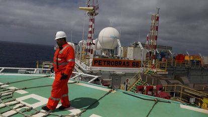 Trabalhador em uma planta da Petrobras.