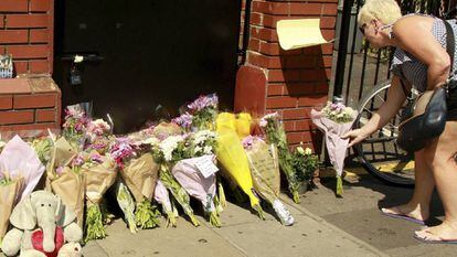 Mulher presta homenagem às vítimas do atentado no Finsbury Park.