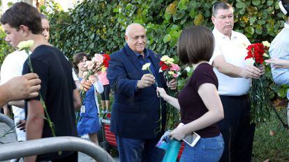 Policiais entregam flores a alunos que regressam ao colégio que foi palco da matança em Parkland.