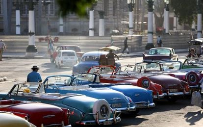 Carros clássicos em Havana à espera de turistas.