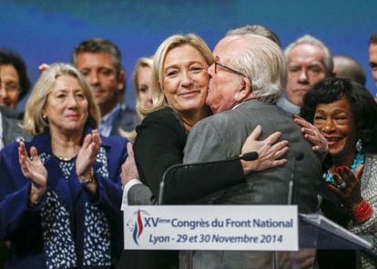 Marine Le Pen recebe a felicitação de seu pai no Congresso de Lyon.