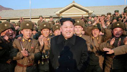 O líder norte-coreano Kim Jong-un junto ao Exército.