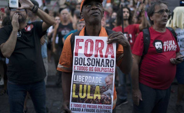 Homem segura cartaz pedindo liberdade para o ex-presidente Lula, no dia 31 de março.