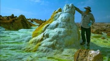 O professor García-Ruiz, autor desta reportagem, coleta água a mais de 100 graus em uma chaminé hidrotermal.