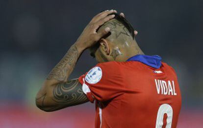 Vidal lamenta-se durante o jogo contra o México.