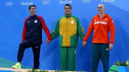 Michael Phelps (esq.), Chad Le Clos (centro) e László Cseh, medalhistas de prata nos 100m borboleta.
