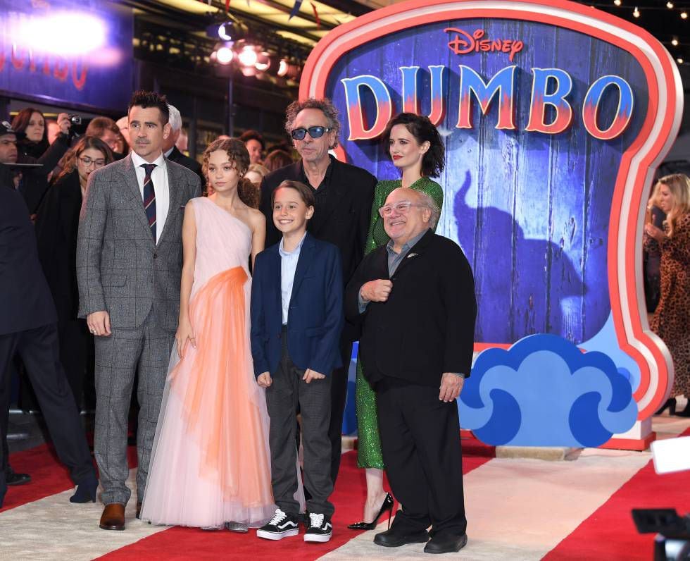 Da esquerda para a direita: Colin Farrell, Nico Parker, Finley Hobbins, Tim Burton (de óculos), Eva Green e Danny DeVito, na estreia europeia de ‘Dumbo’, em Londres, em 21 de março.