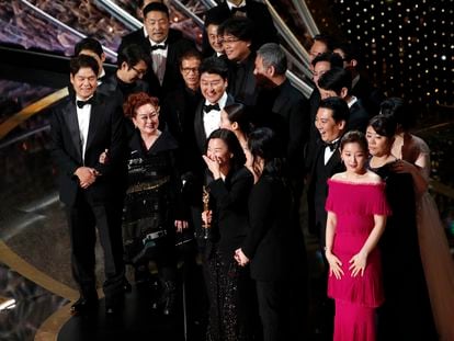 Kwak Sin Ae E Bong Joon-ho e elenco celebram o Oscar pelo filme sul-coreano 'Parasita'.
