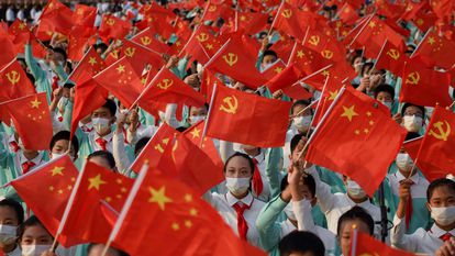 Estudantes participam da celebração do centenário do Partido Comunista da China, na praça Tiananmen, em Pequim.