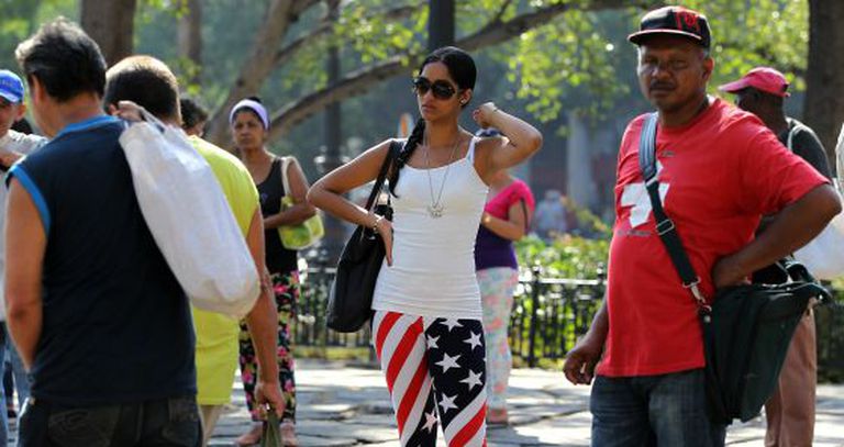 Jovem usando uma calça com a bandeira dos Estados Unidos, na quarta-feira em Havana.
