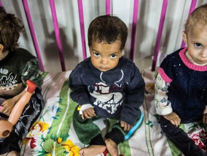 Três filhos de jihadistas do Estado Islâmico num hospital curdo do nordeste da Síria.