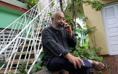 O escritor Leonardo Padura em sua casa na quarta-feira, em Havana.