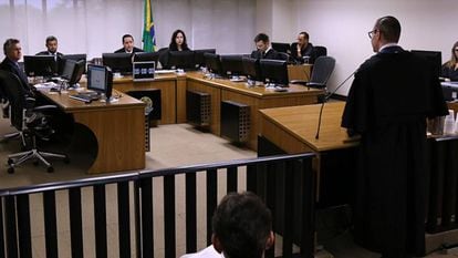 Mesa de julgamento é formada pelos magistrados Thompson Flores, João Pedro Gebran Neto e Leandro Paulsen, além do procurador Maurício Gotardo Gerum.  