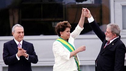 Primeira posse de Dilma Rousseff, que recebe a faixa de Lula ao lado do vice, Michel Temer.
