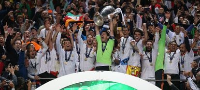 Casillas ergue o troféu da décima Copa da Europa do Real Madrid.