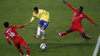 Neymar dribla peruanos.