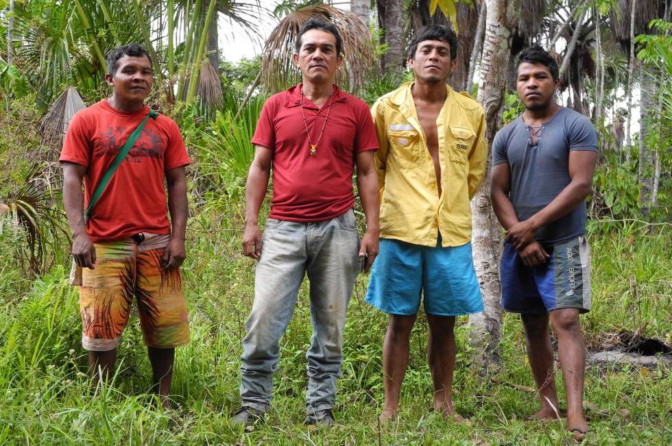 Quatro homens Guajajara membros dos Guardiões da Amazônia.