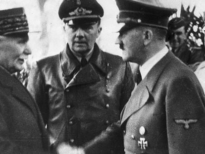 Hitler estreita a mão de Pétain, na França, em outubro de 1940.