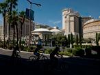 Ciclistas en el Strip de Las Vegas, vacío por las órdenes de cuarentena.