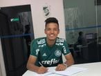 Gabriel Menino renovou seu contrato com o Palmeiras em outubro do ano passado.