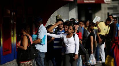 Venezuelanos fazem fila para sacar dinheiro em Caracas.