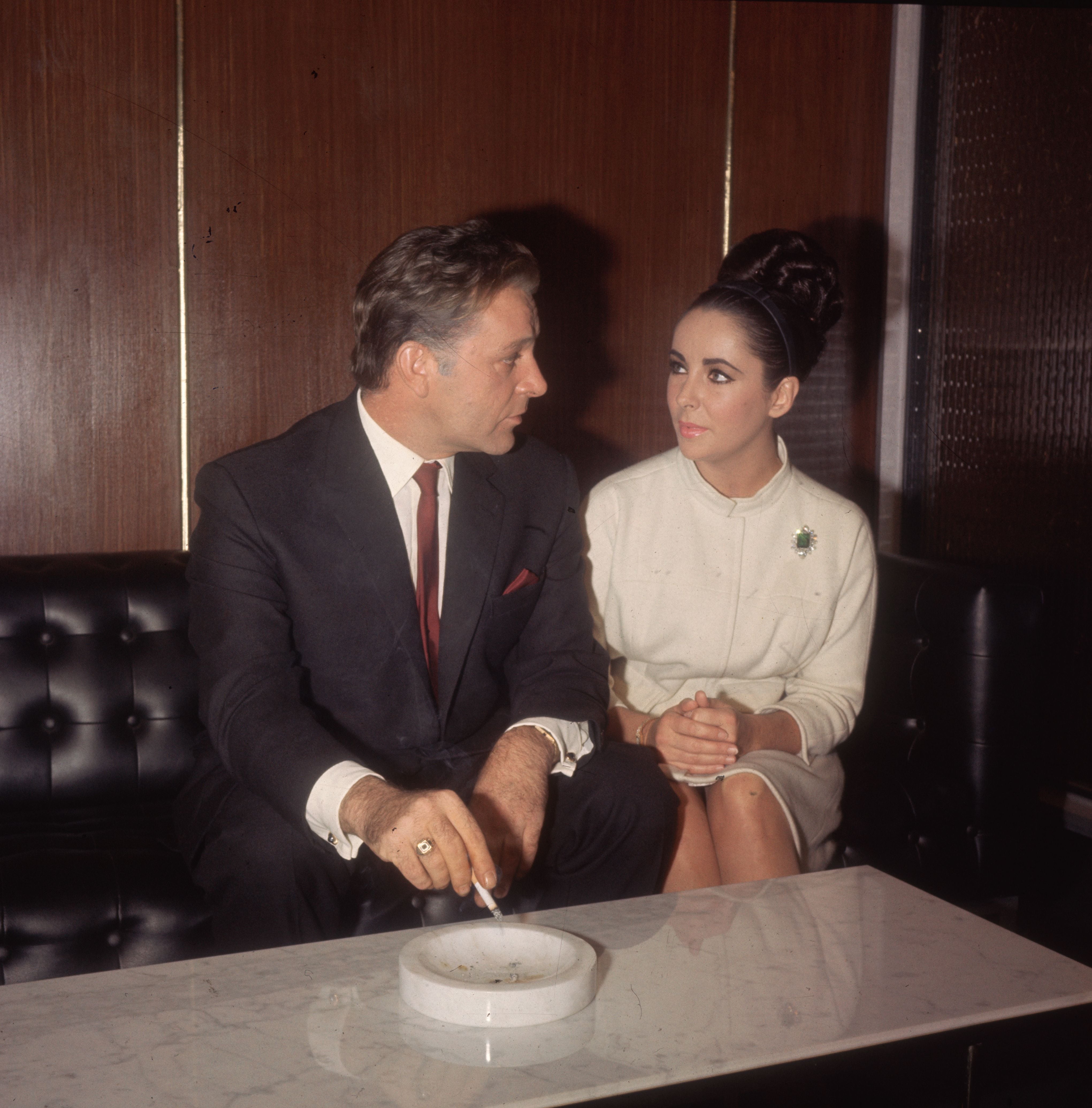 Richard Burton e Elizabeth Taylor, aqui fotografados em Londres em 1962, não foram o primeiro casal de Hollywood que suscitava interesse, mas sim o primeiro a se transformar em um fenômeno lucrativo dentro e fora das telas que fascinava a imprensa e o público.