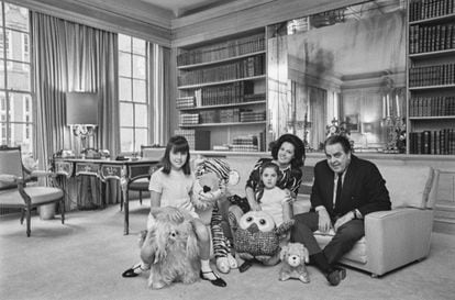 O produtor Albert Broccoli (1909 - 1996) posa com sua mulher Dana e as filhas Tina (à esquerda) e Barbara na sala de sua casa, em 1967.