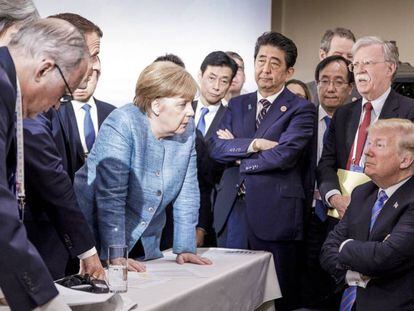 Em imagem disponibilizada pelo Governo alemão, a chanceler Angela Merkel fala com o presidente Donald Trump.
