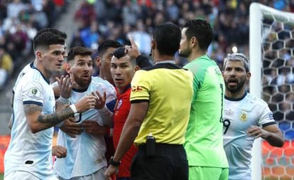 Momento em que o árbitro paraguaio Mario Diaz expulsou Messi e Medel.