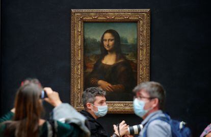 Jornalistas em frente ao quadro 'Mona Lisa', no Louvre, que prepara reabertura, na terça-feira.
