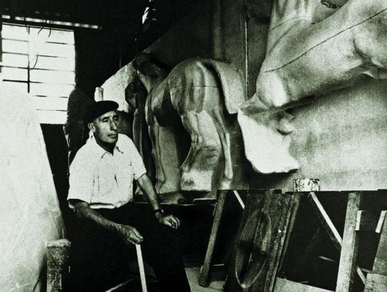 O escultor em seu ateliê, construindo a fachada do Jockey Club São Paulo.