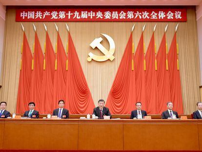 O presidente da China, Xi Jinping, participa da Sexta Plenária do Comitê Central do Partido Comunista, encerrada nesta quinta-feira em Pequim.