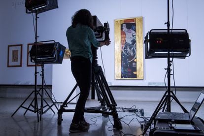 Um técnico usa câmeras do Google para fotografar a obra 'Judith II' de Klimt, na Galleria Internazionale d'Arte Moderna, em Ca 'Pesaro, Veneza. 