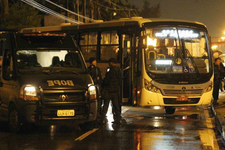 Policiais do BOPE próximos ao ônibus sequestrado.