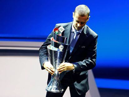 Aleksander Ceferin, presidente da UEFA, exibe o troféu da nova Liga das Nações.