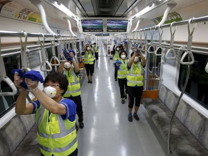 Trabalhos de desinfecção em um vagão do metro de Seul, na Coreia do Sul, depois do surto da MERS de 2015.